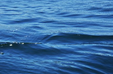 Arka plan, doku. Geçen bir gemiden gelen dalgaya yakın çekim