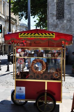 Sokak yemeği. Simitli gezici büfe. 11 Temmuz 2021 İstanbul, Türkiye.