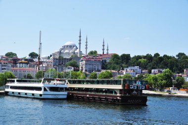 Boğaz 'da eğlence gemileri var. Şehrin ve rıhtımın panoramik manzarası. Temmuz 09, İstanbul, İstanbul.