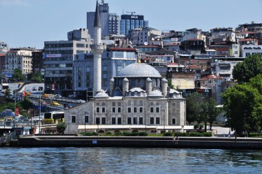 Gemiden panoramik görüntü. Cami manzarası ve şehir binaları. 10 Temmuz, İstanbul. Türkiye.