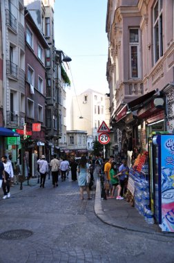 Kalabalık sokak manzarası. 10 Temmuz 2021, İstanbul, Türkiye.