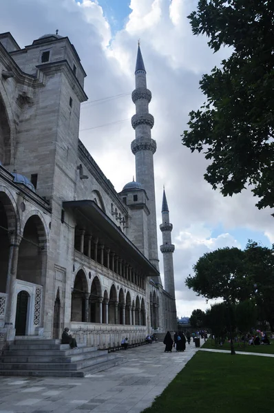 Blick Auf Die Moschee Und Zwei Minarette Bewölkter Sommertag Juli — Stockfoto