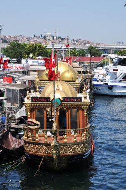 Eski bir gemi gibi stilize edilmiş gemi görüntüsü. Zevk gemileriyle rıhtım. ... 09 Temmuz 2021, İstanbul, Türkiye.
