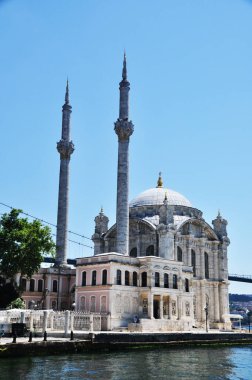 İki minaresi olan güzel bir cami manzarası. 10 Temmuz 2021, İstanbul, Türkiye.
