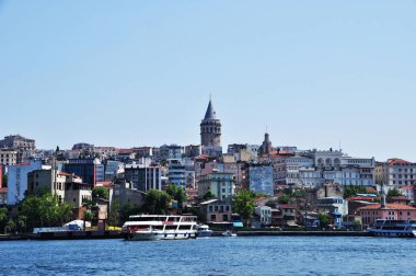 Boğazdan İstanbul ve Galata kulesinin panoramik manzarası. 09 Temmuz 2021, İstanbul, Türkiye.