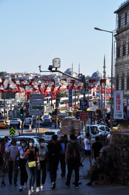 COVID 'den gelen koruyucu gazlı bez maskeli insanlar sokakta yürüyorlar. 11 Temmuz 2021, İstanbul, Türkiye.