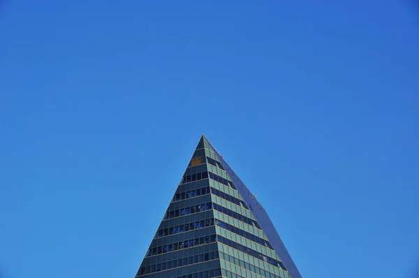 Die Oberen Stockwerke Eines Wolkenkratzers Vor Wolkenlosem Blauen Himmel Sommersonniger — Stockfoto