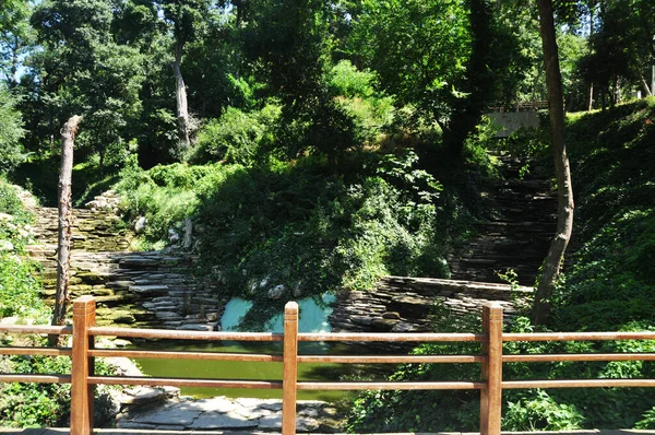 View Wooden Bridge Dry Waterfall City Park Sunny Day — Stock Photo, Image