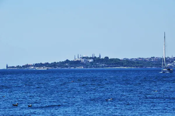 ボスポラス川から街のパノラマ 晴れた夏の日の街の景色 — ストック写真