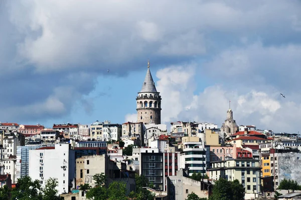 Galata Kulesi 'nin arka planına yakın çekim. İstanbul şehri manzarası. 07 Temmuz 2021, İstanbul, Türkiye.