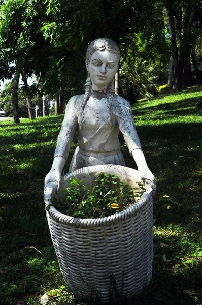 Urban Sculpture Girl Holds Basket Flowers Her Hands July 2021 — Stock Photo, Image