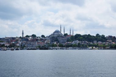 İstanbul 'un Boğaz ve cami manzaralı Panorama' sı. Bulutlu yaz günü.