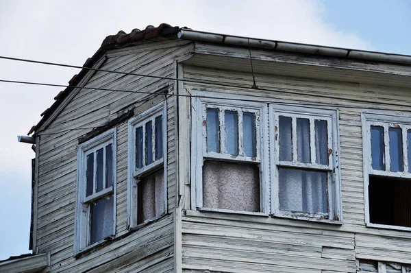 Old Wooden House Open Windows Wooden House Window Frames Peeling — Photo