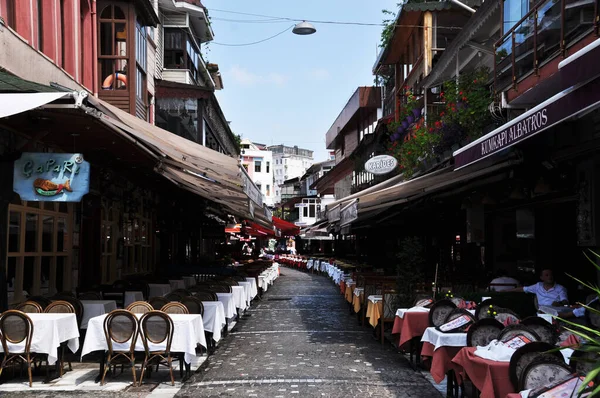 Filas Mesas Cafés Callejeros Calle Con Restaurantes Julio 2021 Estambul —  Fotos de Stock