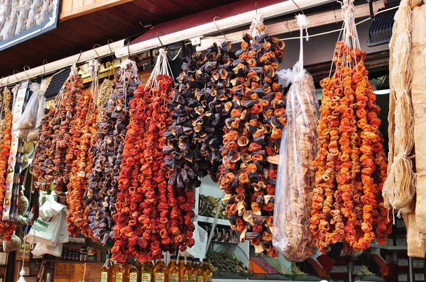 Kurutulmuş sebze. İstanbul Çarşısı 'nda kurutulmuş patlıcan satmak.