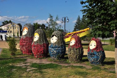 Parktaki Matrioshka bebekleri. Bryansk şehir parkında farklı boyutlarda bebekler var. 31 Ağustos 2021. Bryansk, Rusya.