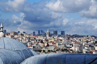 Yağmurlu bir günde İstanbul 'un panoramik manzarası. Şehrin üzerinde gök gürültülü bulutlar. 09 Temmuz 2021, İstanbul, Türkiye.