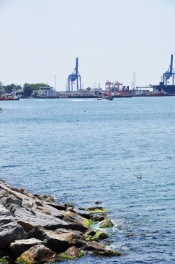 Limanın panoramik görüntüsü. Boğaz 'ın kıyılarında büyük taşlar var. 09 Temmuz 2021, İstanbul, Türkiye.