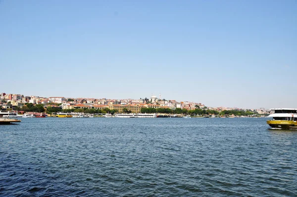 Panorama Van Bosporus Zeilboot Stadskust Juli 2021 Istanbul Turkije — Stockfoto