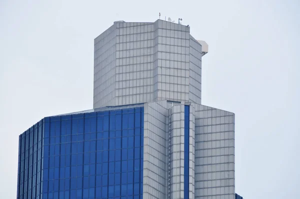 Στους Πάνω Ορόφους Του Ουρανοξύστη Πολυώροφο Κτίριο Θέα Γαλάζιο Ουρανό — Φωτογραφία Αρχείου