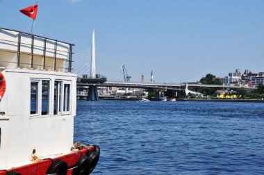 İstanbul 'daki metro köprüsünün panoramik manzarası. Golden Horn Körfezi manzarası. 11 Temmuz 2021, İstanbul, Türkiye.