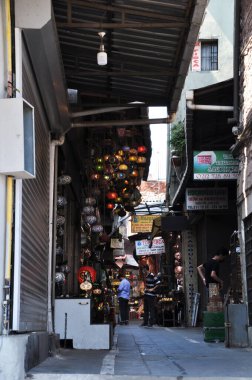 İstanbul 'da alışveriş caddesi. Sokaklarda mal satışı. 11 Temmuz 2021, İstanbul, Türkiye.