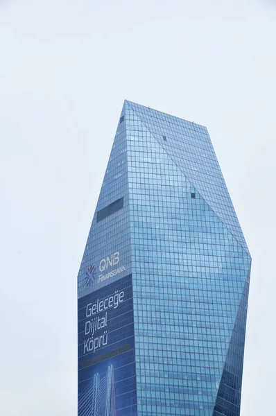 Gran Rascacielos Sobre Telón Fondo Cielo Despejado Los Pisos Superiores — Foto de Stock