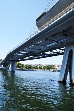 Golden Horn Körfezi sularındaki metro köprüsünün rıhtımının manzarası. 11 Temmuz 2021, İstanbul, Türkiye.