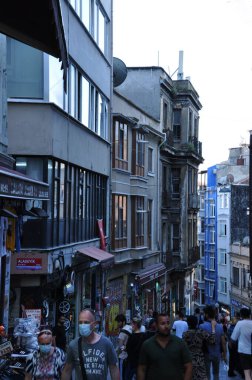 İstanbul 'un kalabalık sokakları. Sokak ve insanların manzarası. 08 Temmuz 2021, İstanbul, Türkiye.