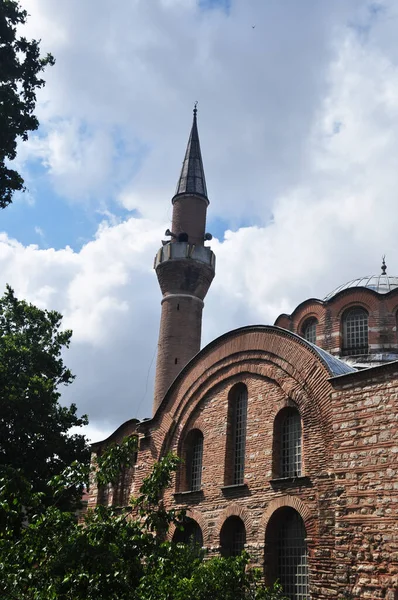 Régi Mecset Minaret Téglafala Felhős Nap Isztambulban — Stock Fotó