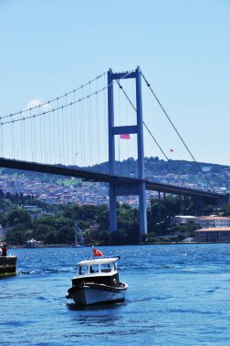 Boğaz 'ın Panoraması. Köprü manzarası, balıkçı teknesi. 09 Temmuz 2021, İstanbul, Türkiye.