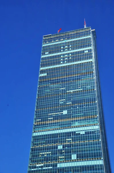 Rascacielos Contra Cielo Azul Edificio Alto Con Muchas Ventanas Julio — Foto de Stock