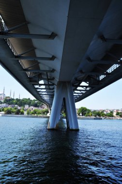 Köprü sütunlarının altından Boğaz Panoraması. Köprü sütunları ve kıyı şeridi manzarası.