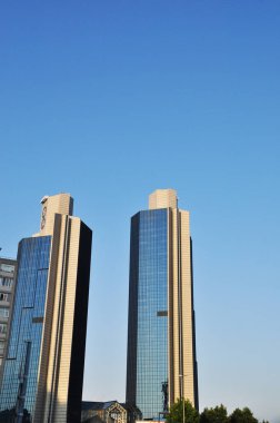 Mavi gökyüzüne karşı iki ikiz gökdelen. 11 Temmuz 2021, İstanbul, Türkiye.