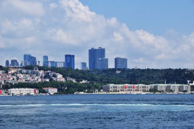 Kıyıya yakın eski, paslı bir gemi. Gemi kıyıdan uzakta. Eski bir gemiyle Boğaz manzarası .09 Temmuz 2021, İstanbul, Türkiye.