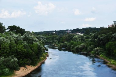 Dinyeper Nehri 'nin panoramik manzarası ve ormanla kaplı bankalar. Nehir ve kıyı şeridi. Smolensk, Rusya.
