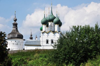 Rostov Kremlin kiliselerinin panoramik manzarası. 09 Ağustos 2021, Rostov Veliky, Rusya.