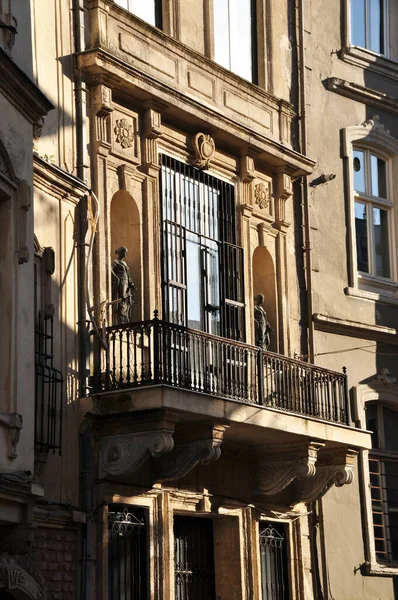 Eski Binaların Mimarisi Kadın Figürleri Sıva Ile Güzel Bir Balkon — Stok fotoğraf