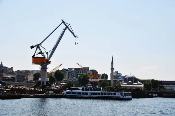 海港景观 配备大型港口起重机的货运港口 城市景观 2021年7月9日 土耳其伊斯坦布尔 — 图库照片