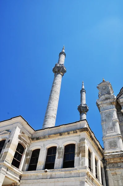 Kilátás Két Minaret Egy Mecset Magas Minaretek Kék Ellen Régi — Stock Fotó