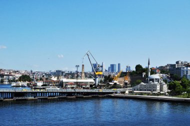 İstanbul 'un panoramik manzarası. Altın Boynuz Koyu manzarası ve liman vinci şehir evlerinin arka planına karşı..
