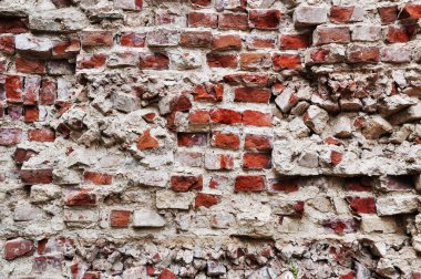 Taş duvar. Kırmızı tuğlalardan yapılmış eski tuğla duvar. Yıkılmış duvarlar.
