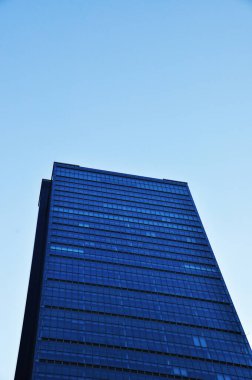 Gökdelenin üst katları. Gökyüzüne karşı çok katlı bir bina. Şehirde yaz sabahı..