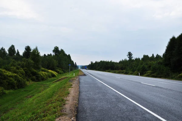 Panorama Opuszczonej Drogi Chmury Przed Deszczem Zielone Drzewa Wzdłuż Drogi — Zdjęcie stockowe