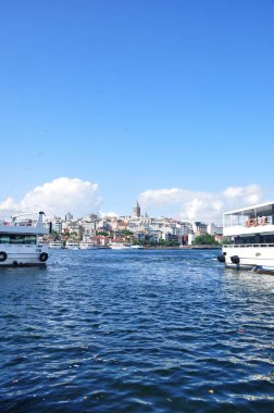 Deniz koyunun manzarası. İstanbul Panorama 'sı ve gemiler, kıyı şeridi. 09 Temmuz 2021, İstanbul, Türkiye.