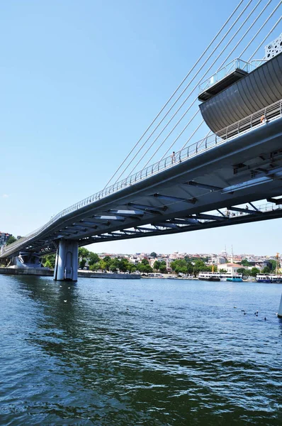 Köprü ve körfez manzarası. Metro köprüsü. Boğaz Boğazı ve sahil şeridi. 11 Temmuz 2021, İstanbul, Türkiye.