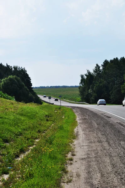 Panorama Drogi Samochodami Krajobraz Wiejski Słoneczny Letni Dzień — Zdjęcie stockowe