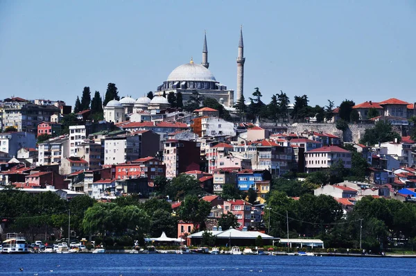 Panorama Istambul Vista Baía Mar Moradias Uma Mesquita Com Minaretes — Fotografia de Stock
