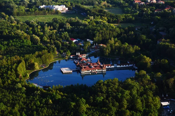 Ovanifrån Sjön Heviz Hevizsjön Med Byggnader För Behandling Sjön Maj Stockfoto