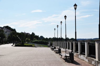 Seddin panoramik manzarası. Dinyeper seti, dinlenmek için güzel fenerler ve banklar..